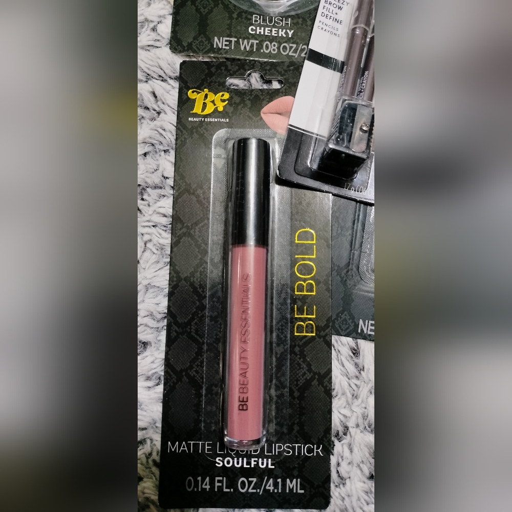 Make-Up Bundle - Picture 6 of 6